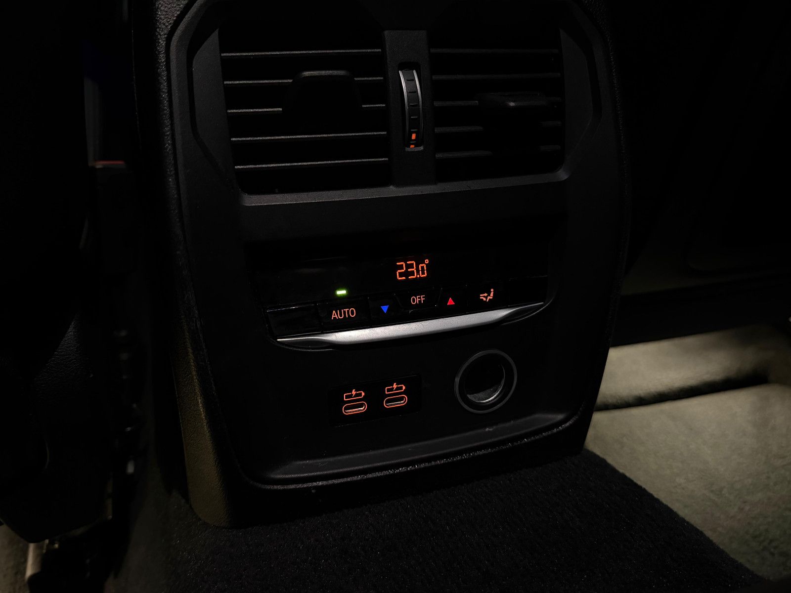 Fahrzeugabbildung BMW 330i xDrive M-SPORT/LIVE COC/HiFi/DEUTSCH