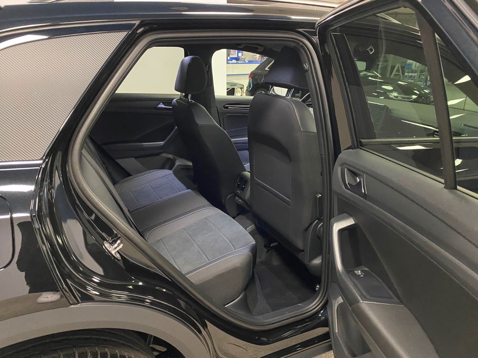 Fahrzeugabbildung Volkswagen T-Roc 1.5 TSI DSG+STYLE+PANORAMA+19"+ACC+MATRIX+