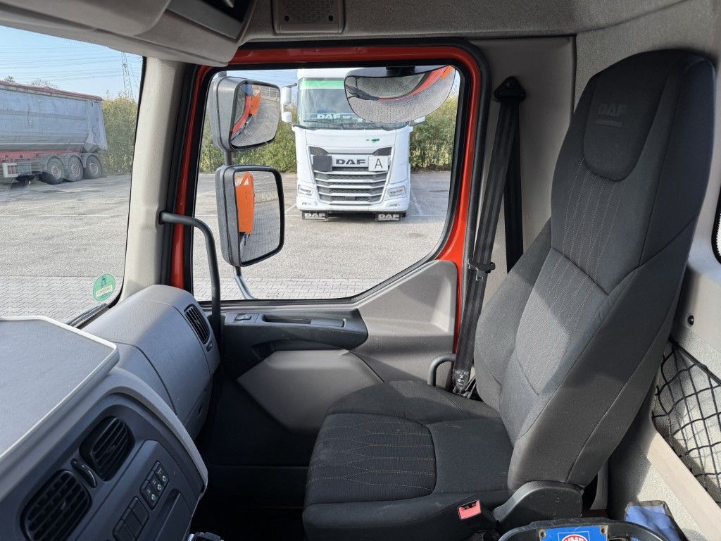 Fahrzeugabbildung DAF FA LF 180 8t / Abrollkipper, Ladekran   Containe