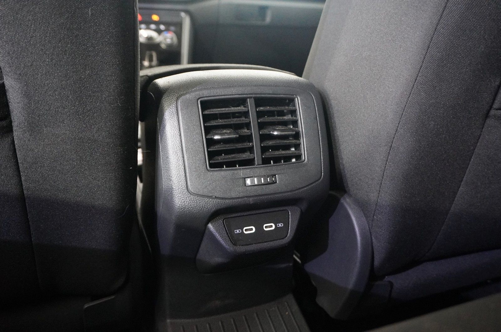 Fahrzeugabbildung Volkswagen T-Roc 1.5 TSI R-LINE SPORT NAVI/LED/KAMERA/VIRT.