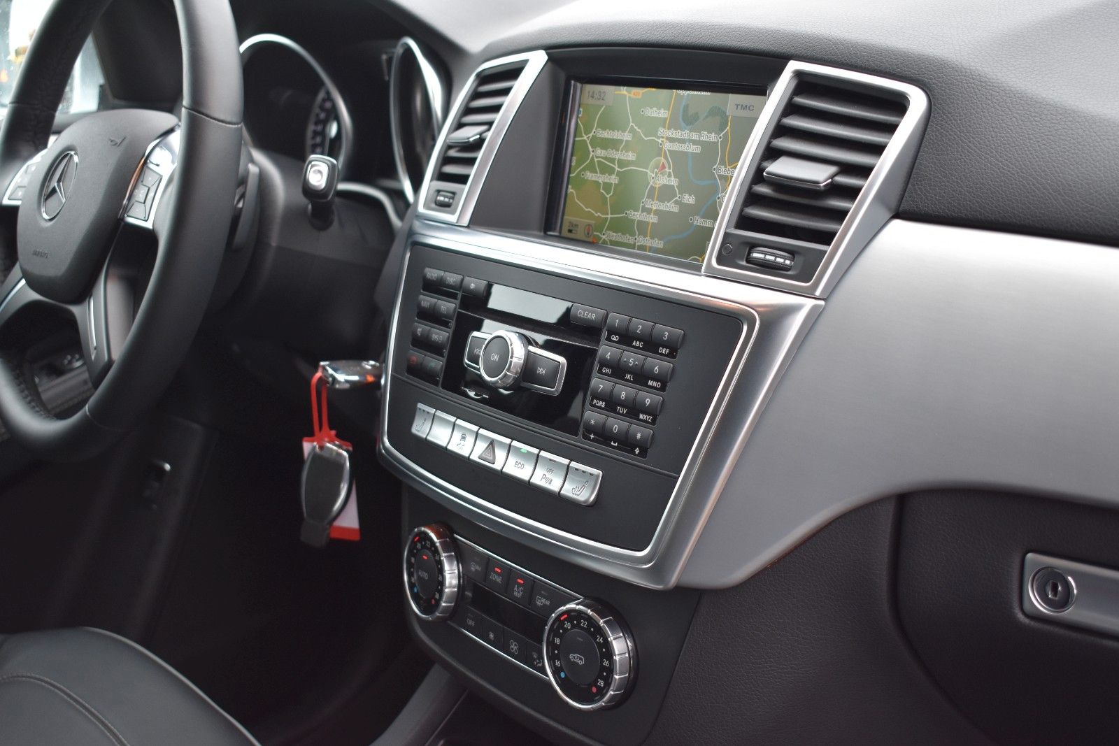 Fahrzeugabbildung Mercedes-Benz ML 350 CDI BlueTec 4Matic AHK/PANO/DISTRONIC