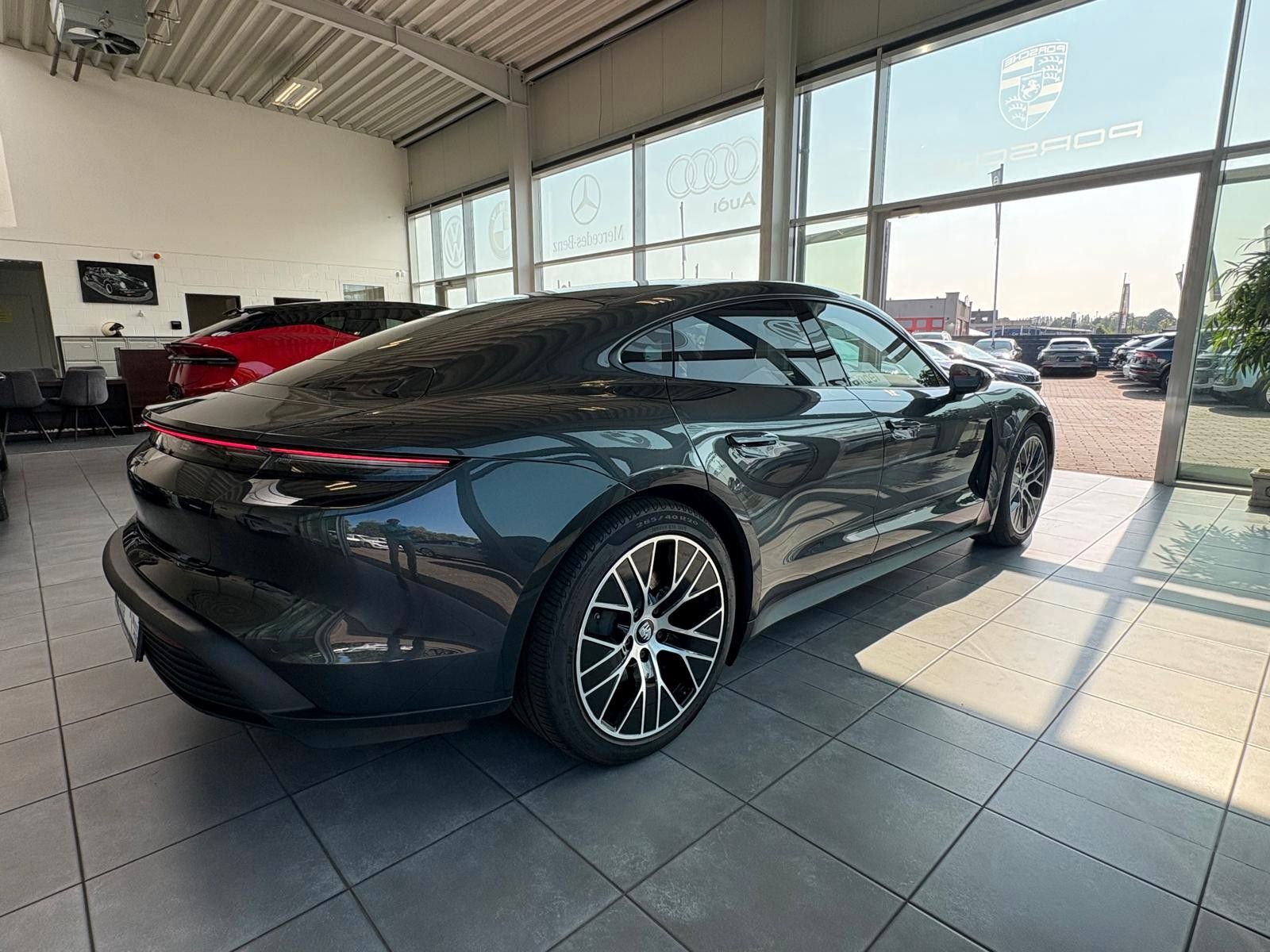 Fahrzeugabbildung Porsche Taycan performance 84 kwh, pano,volleder, memory