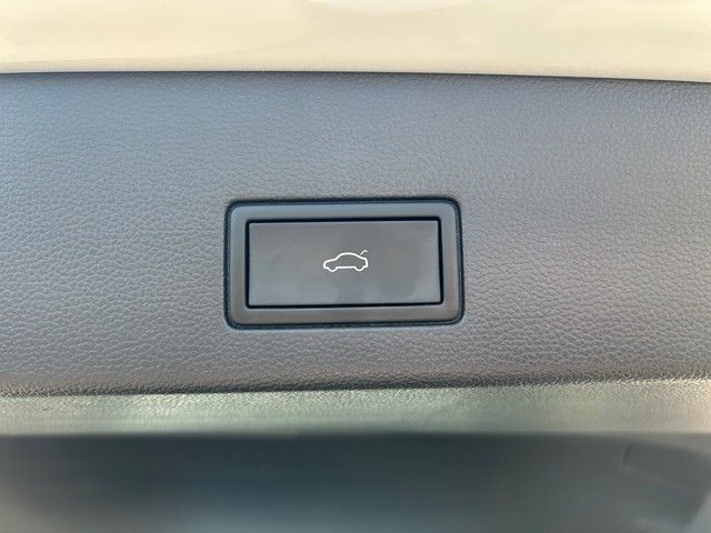 Fahrzeugabbildung Volkswagen Golf VIII Variant 1.5eTSI DSG Life LED+ACC+PARKL