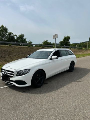 MERCEDES-BENZ E 220d T AVANTGARDE Autom. AVANTGARDE