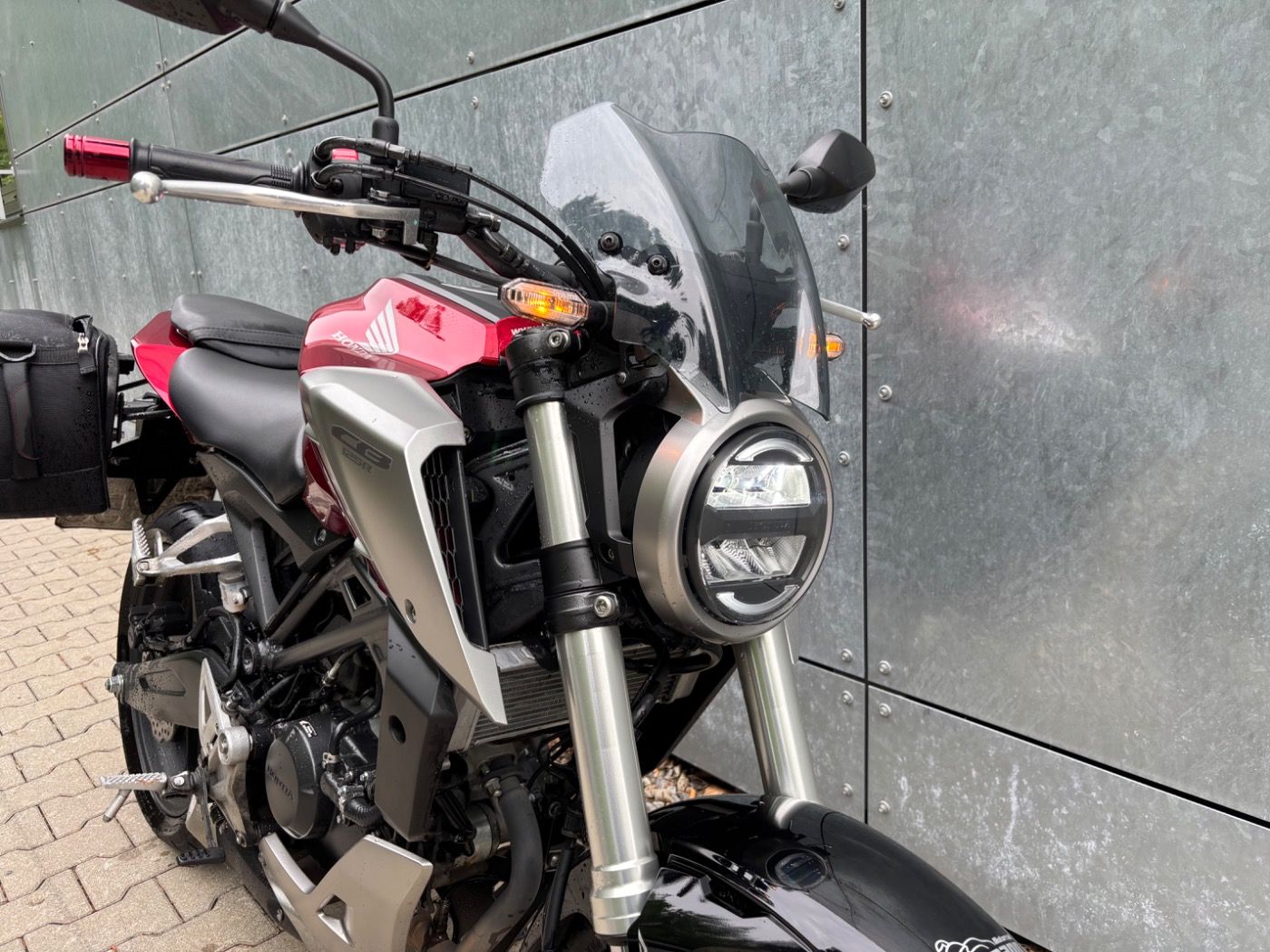 Fahrzeugabbildung Honda CB 125 R, Koffer, Windschild