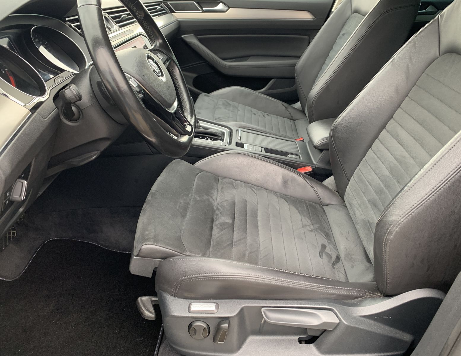 Fahrzeugabbildung Volkswagen Passat Variant 2.0 TDI*R-Line*STHZ*AHK*Alcantara