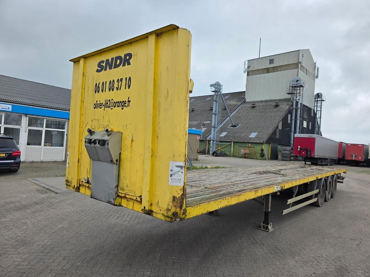 Trailor Gigant - Disc 3-Achsiger Pritschenauflieger