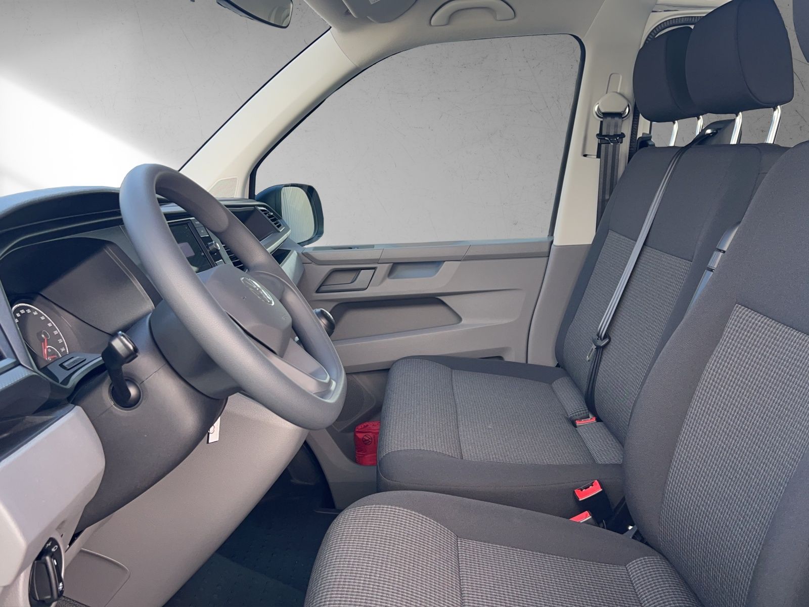 Fahrzeugabbildung Volkswagen T6 Kombi T6.1 TDI 9 Sitzer LR Klima, PDC, AHK Vo