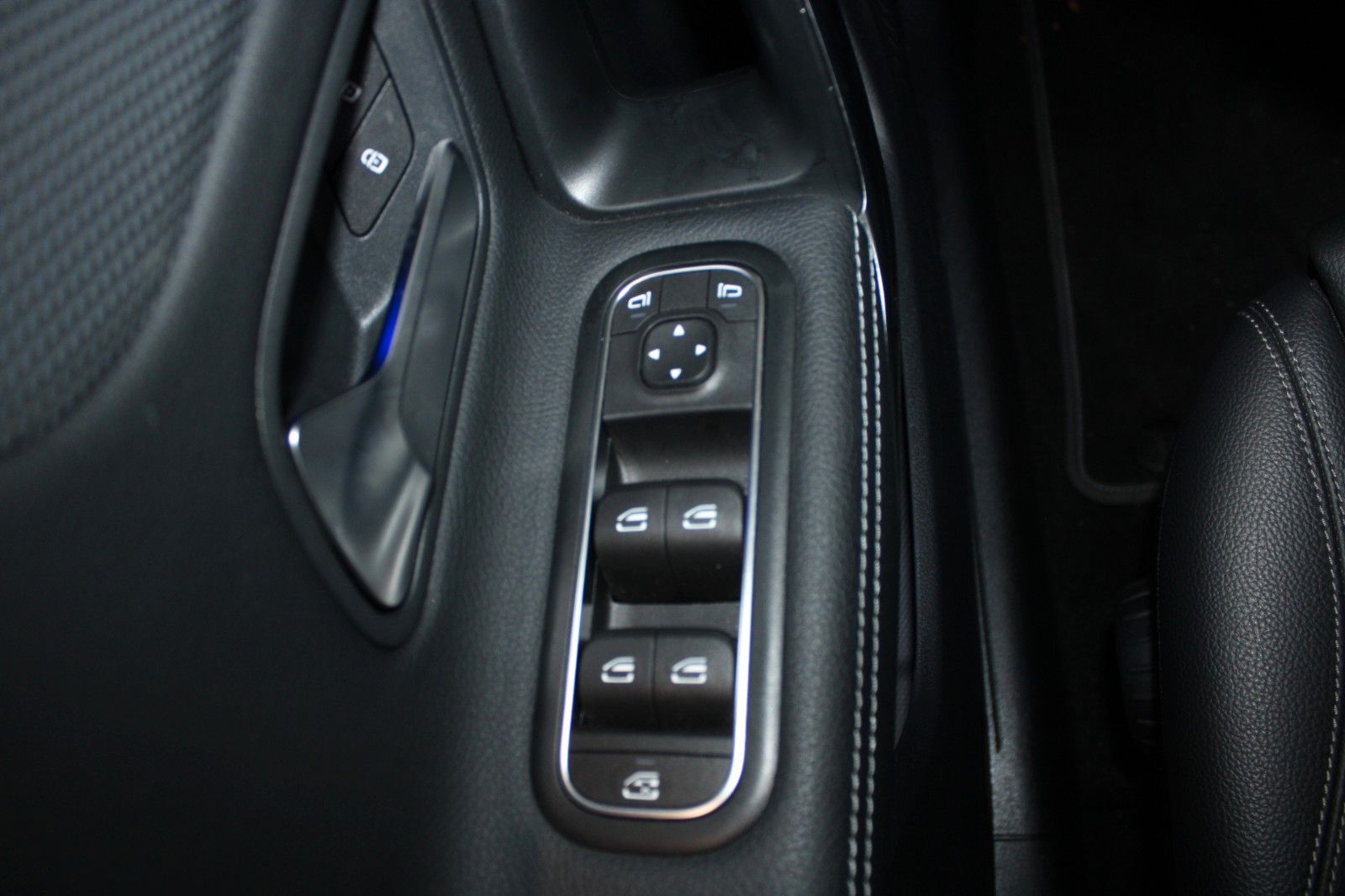 Fahrzeugabbildung Mercedes-Benz CLA 180 Shooting Brake LED NAVI DAB HighEnd uvm
