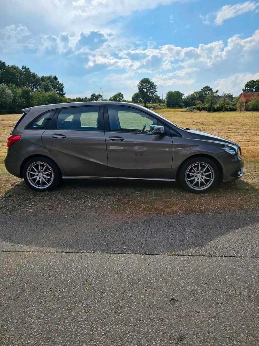 Mercedes-Benz B180 2012 — engine 109 HP (80kW)