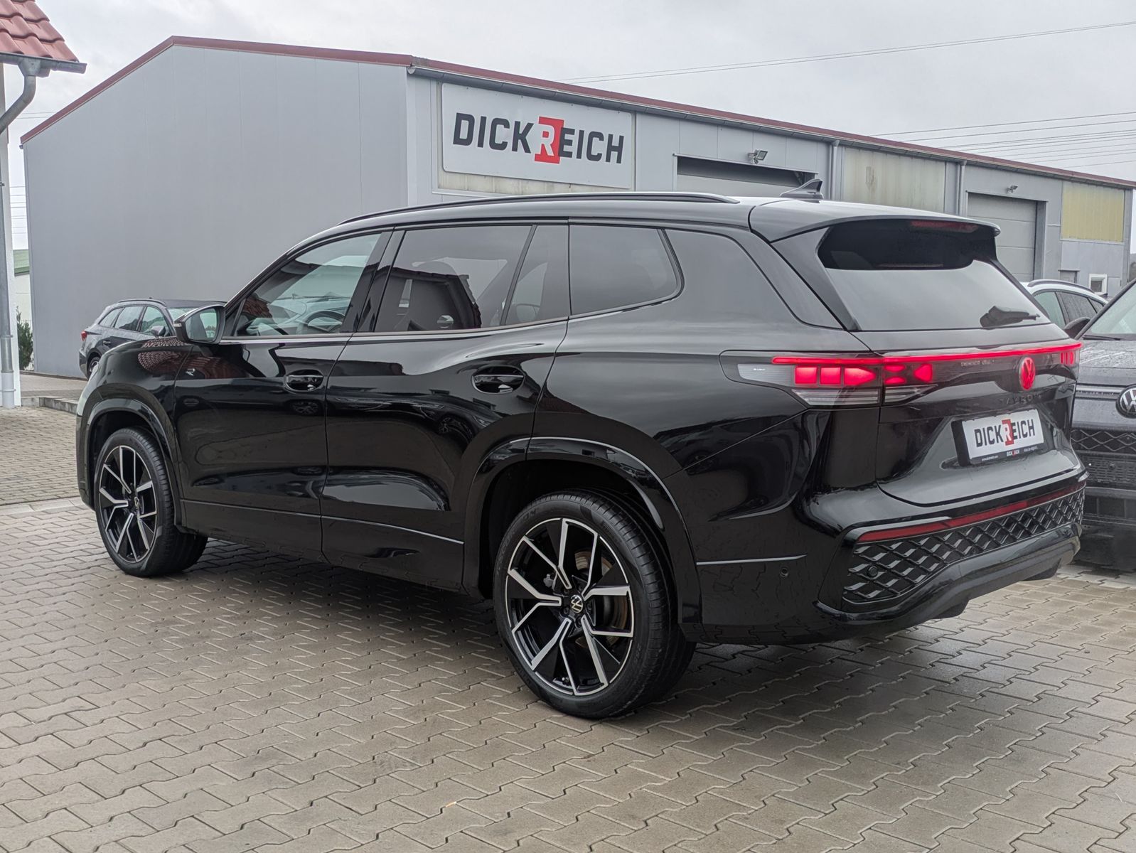 Fahrzeugabbildung Volkswagen Tayron 2.0 TDI 4M R-Line BLACK*7Si*MATRIX*PANO