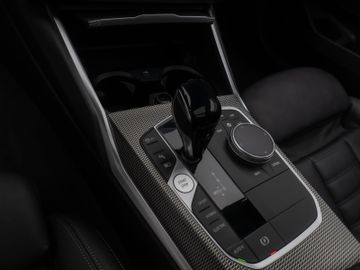 Fahrzeugabbildung BMW 330e M Sport Panorama Kamera HUD DAB HiFi Komfor