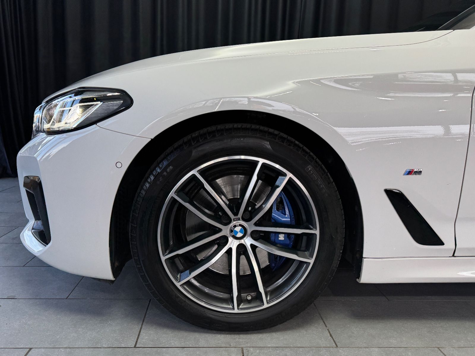 Fahrzeugabbildung BMW 520d xDrive M Sport|HEAD-UP|ACC|LASER|