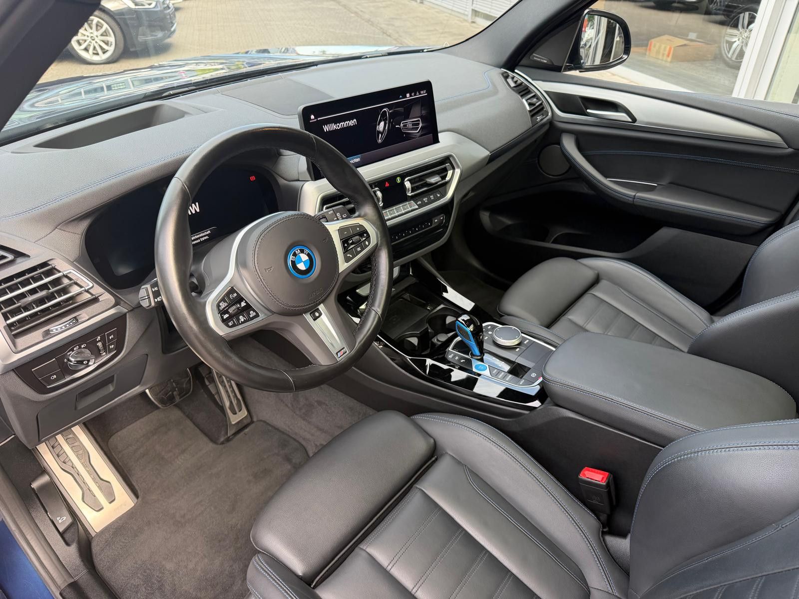 Fahrzeugabbildung BMW iX3  Inspir M Sport SHADOW+PANO+MEMO+360+ACC+AHK