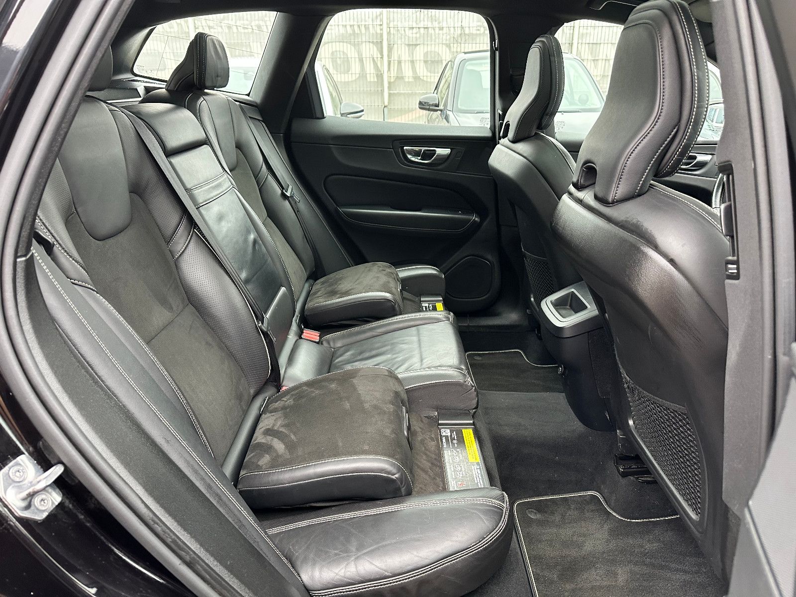 Fahrzeugabbildung Volvo XC60 T5 R DESIGN AWD*PANO+AHK+LED*