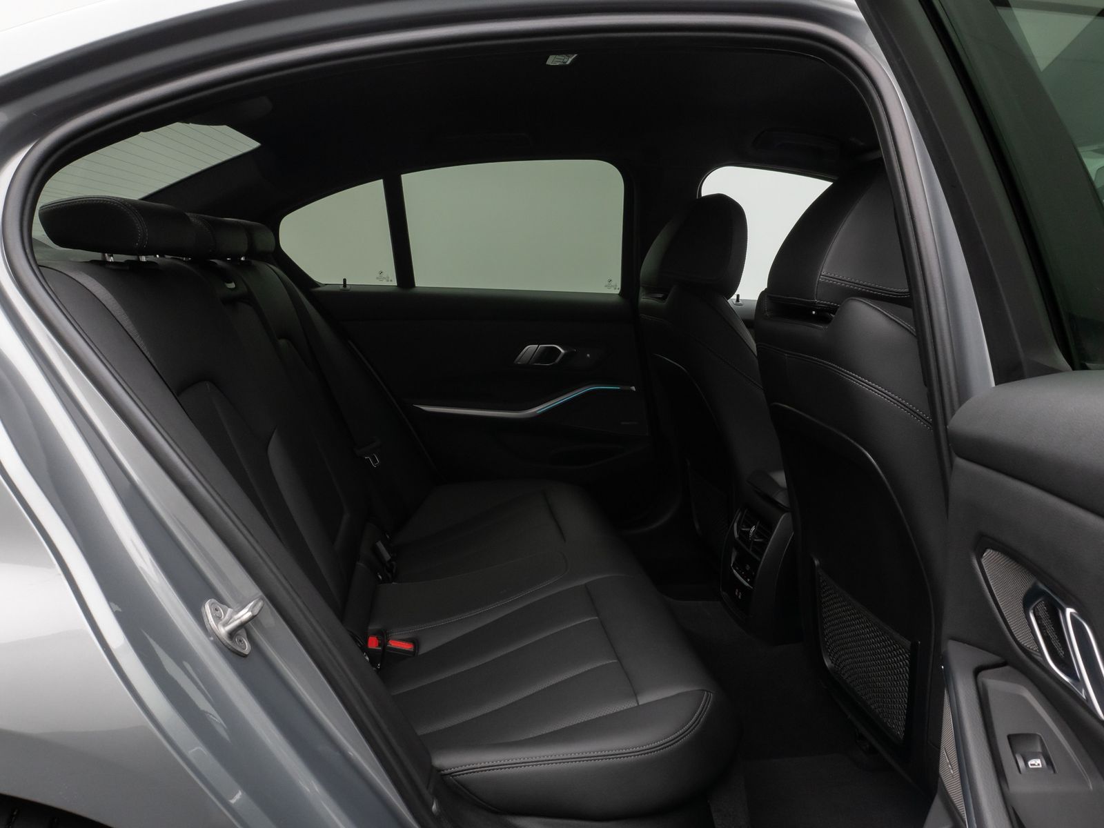 Fahrzeugabbildung BMW 330e M Sport Kamera HUD DAB H/K DrivAssis 19Zoll