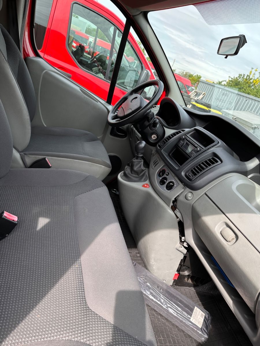 Fahrzeugabbildung Opel Vivaro Kombi 9 Sitzer L1H1 2,7t*Achsschaden*