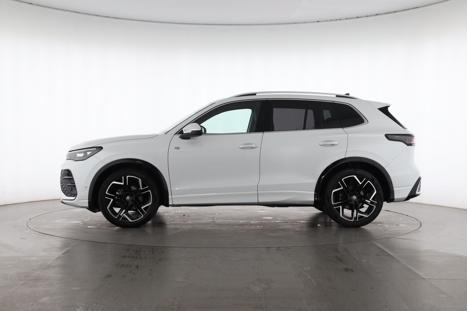 Volkswagen Tiguan 1.5 eTSI DSG R-Line NAVI LED AHK foto 3