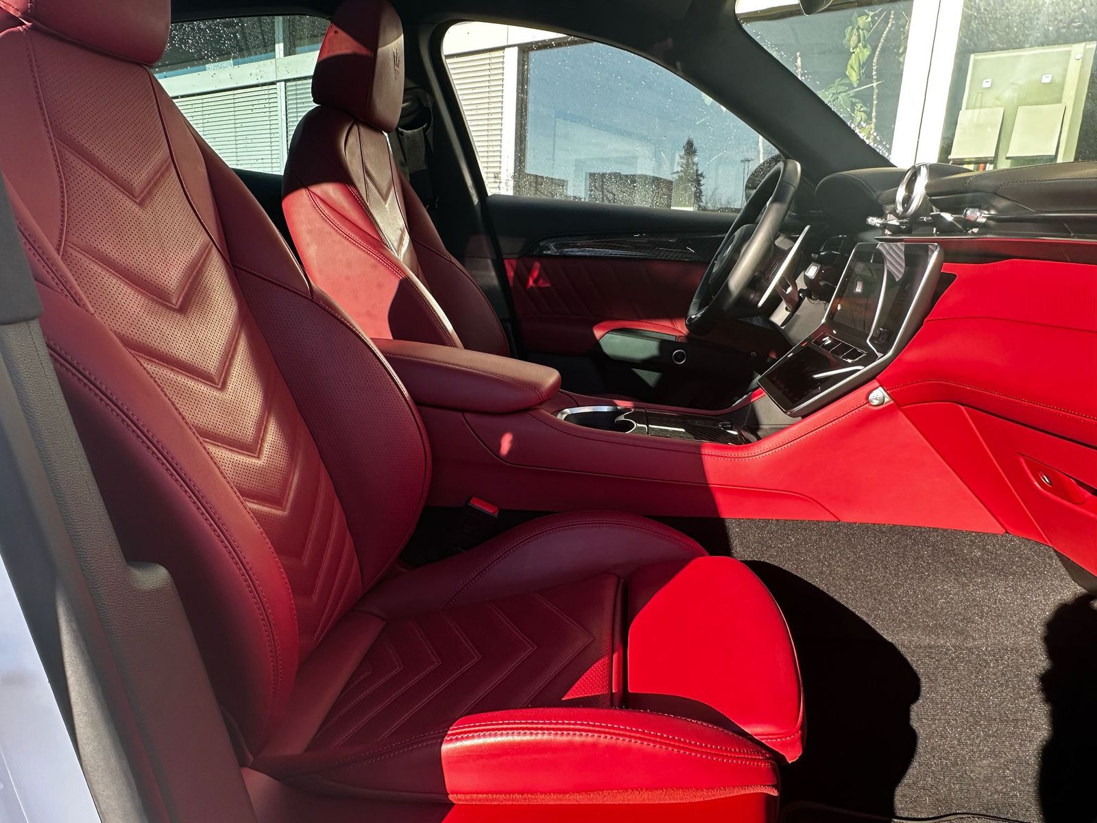 Fahrzeugabbildung Maserati Grecale Trofeo 3.0 V6 4WD PANO+CARB+360+VOLL+21"