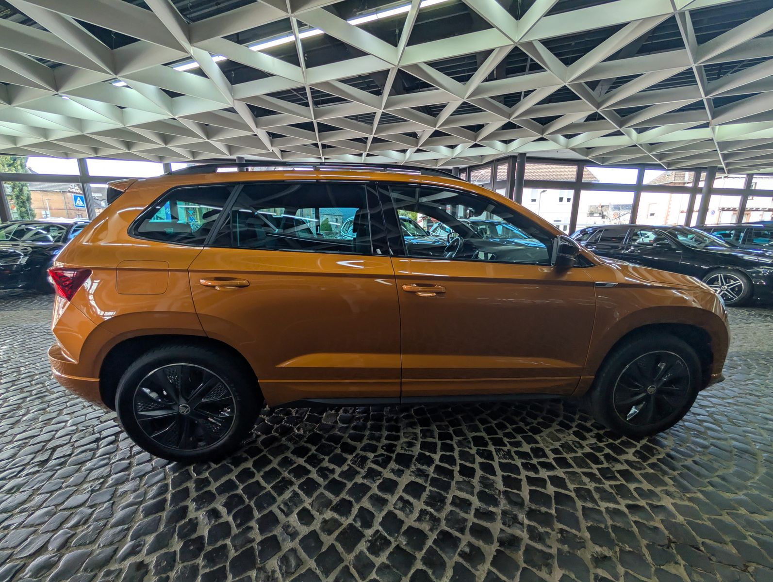 Fahrzeugabbildung SKODA Karoq Sportline 4x4 2.0 TSI PANO AHK StHz VOLL