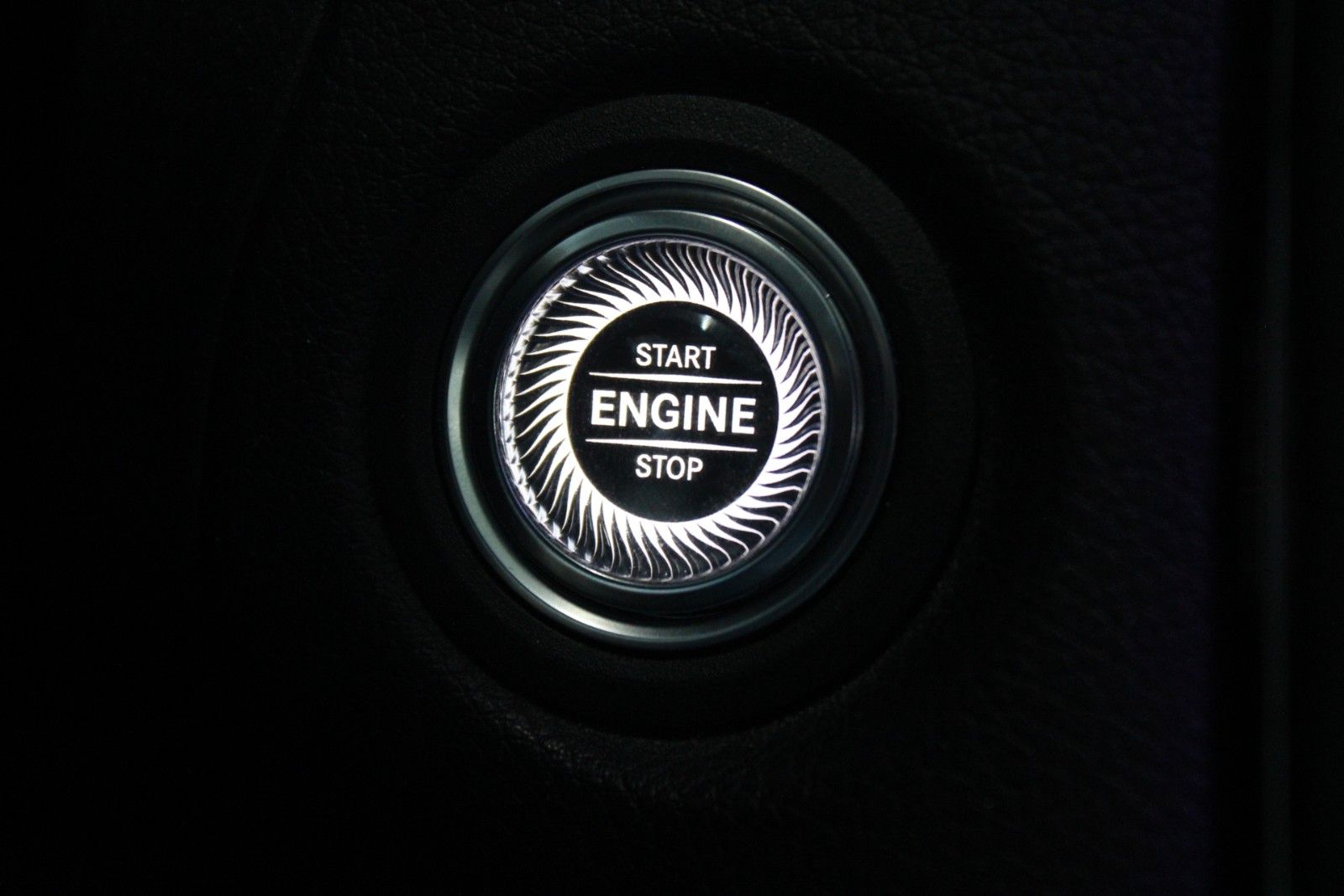 Fahrzeugabbildung Mercedes-Benz C 200 T 9-G Tronic Avantgarde MHEV LED AHK CAM