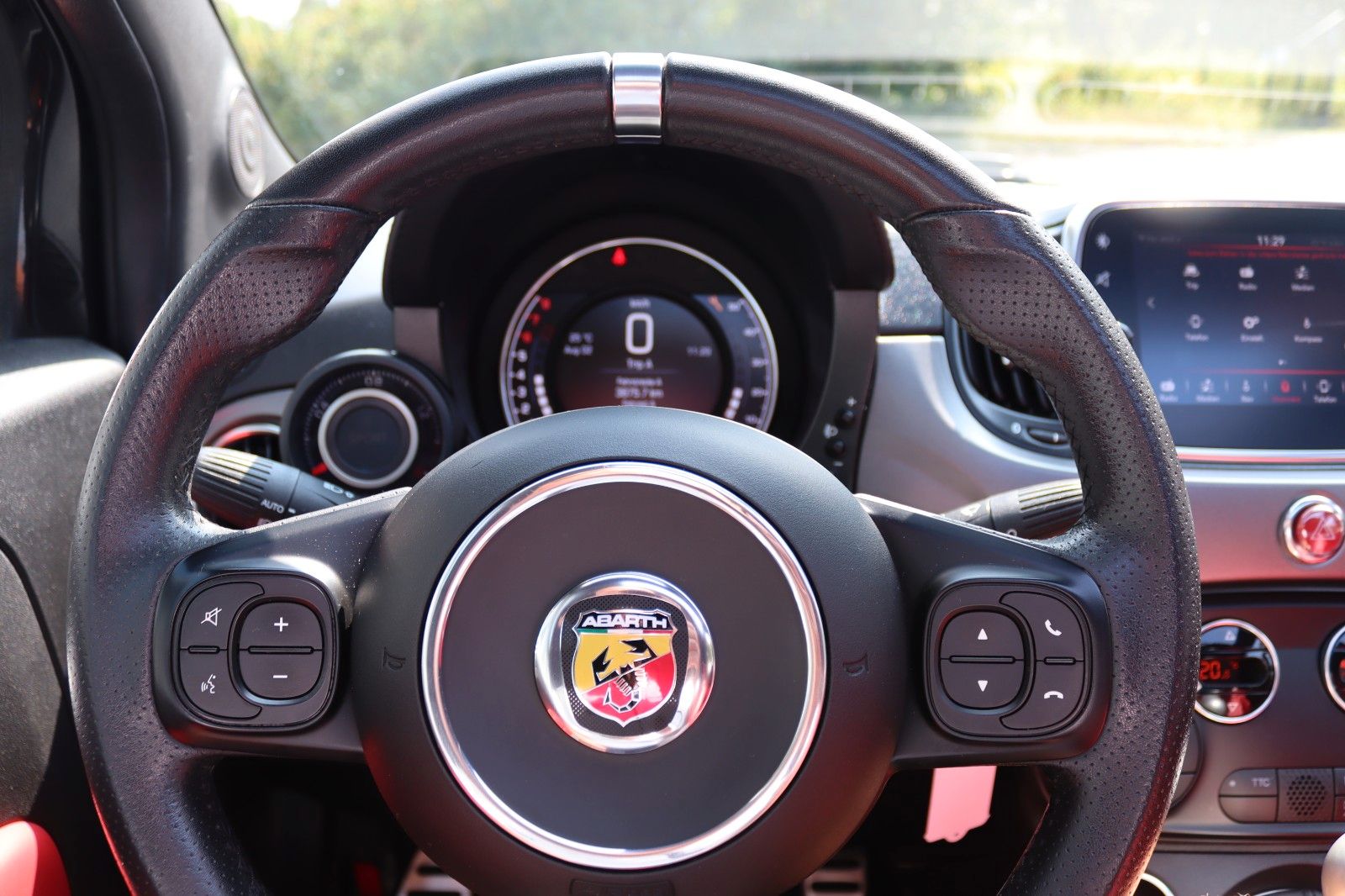 Fahrzeugabbildung Fiat 595 ABARTH LEDER PANO NAVI BEATS XENON PDC  1Hd