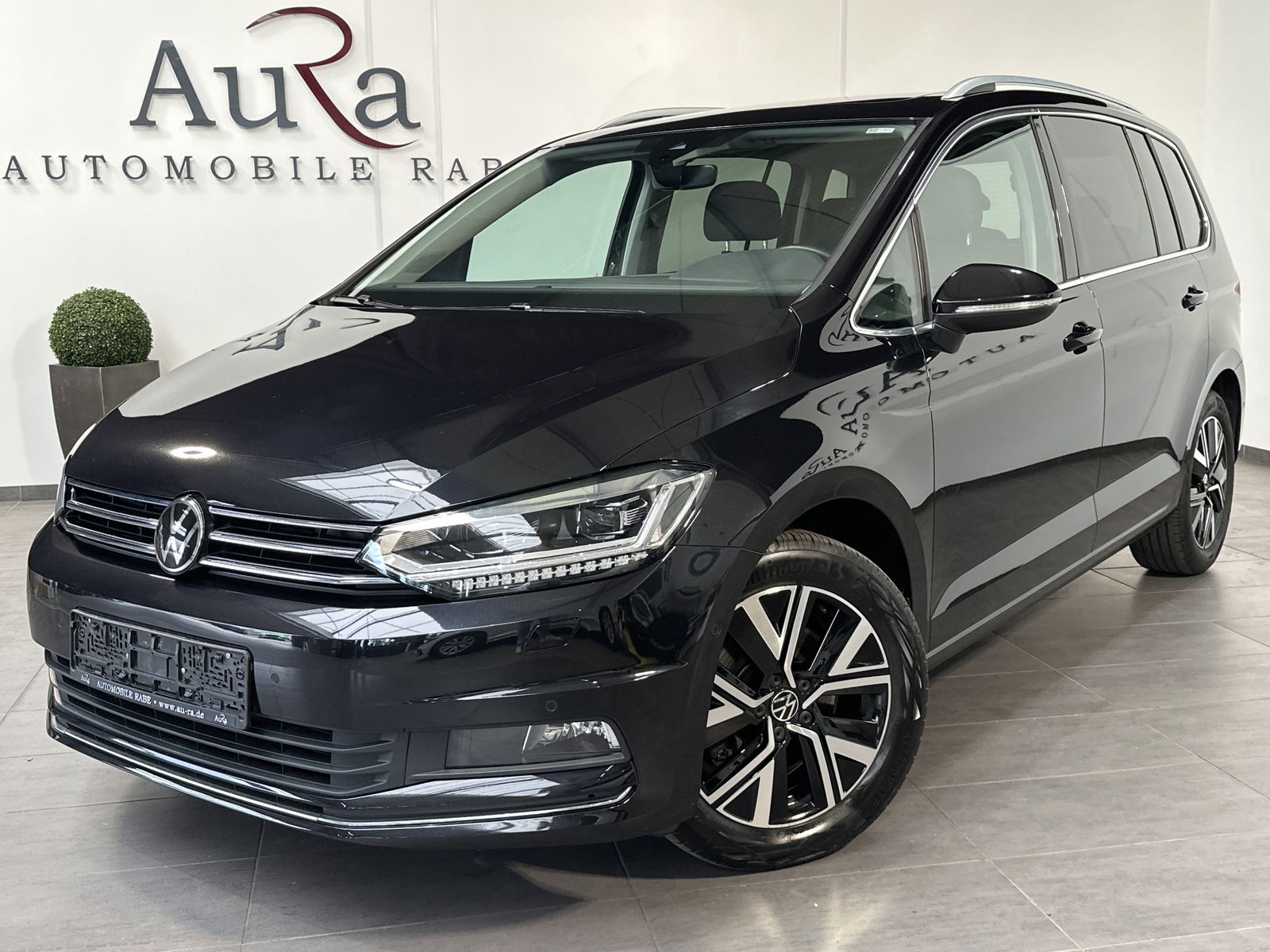 Fahrzeugabbildung Volkswagen Touran 2.0 TDI DSG Highline NAV+LED+ACC+PANO+KAM
