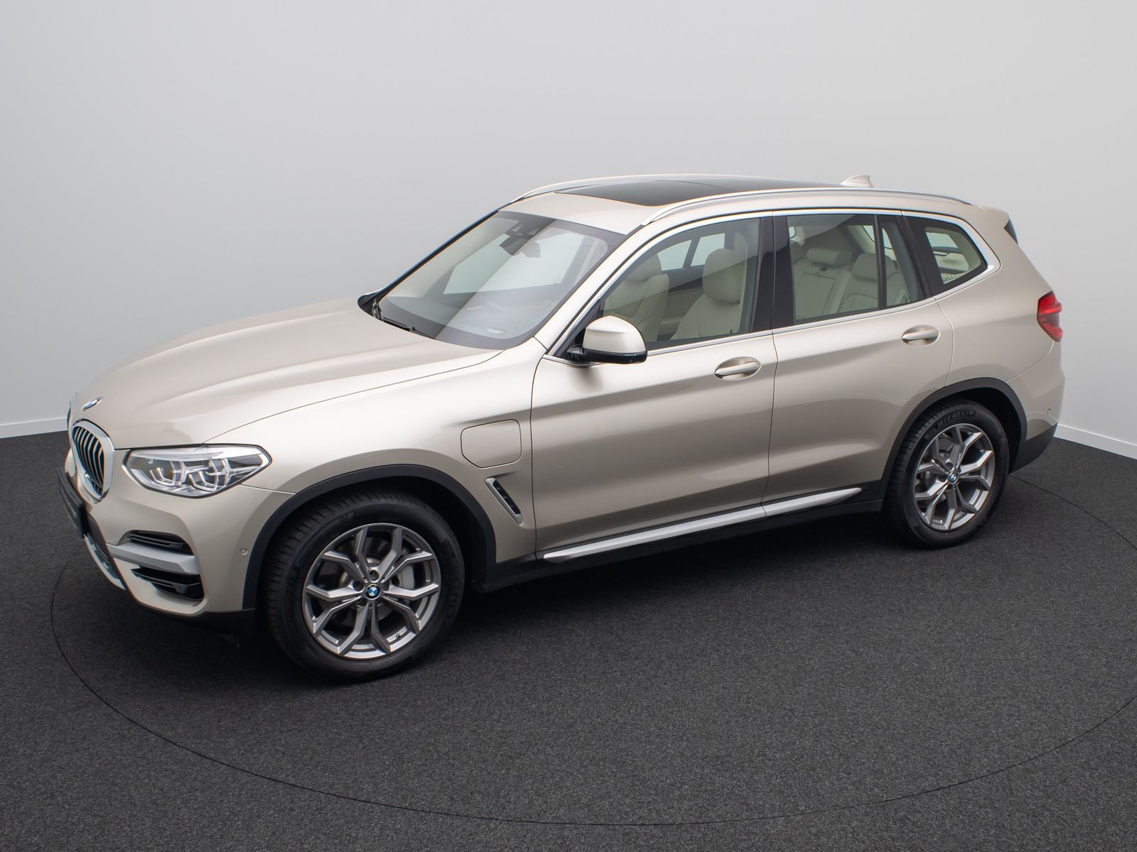 Fahrzeugabbildung BMW X3 xD30e xLine HUD 360°DAB Alarm HiFi Individual