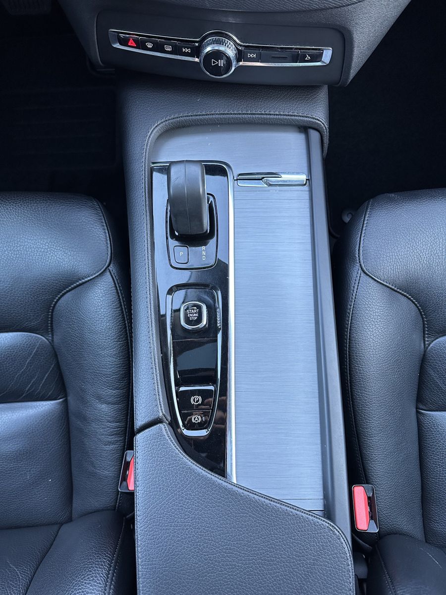 Fahrzeugabbildung Volvo XC90 T8 AWD Inscription 7-Sitzer NAV+LED+VC+PANO