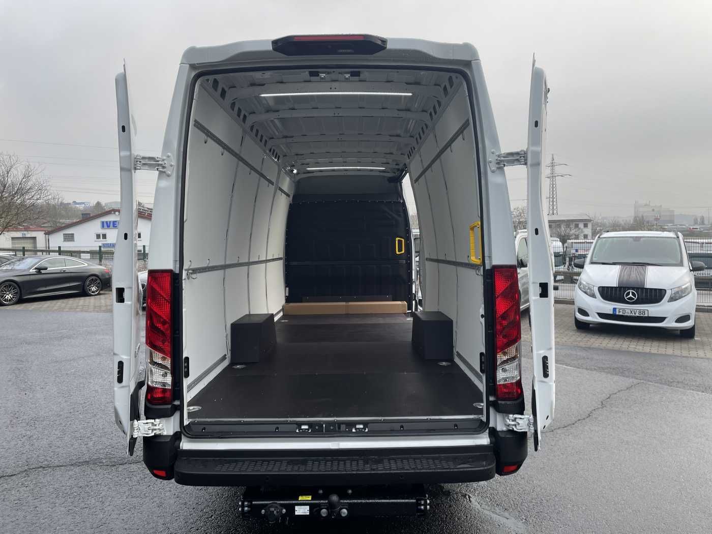 Fahrzeugabbildung Iveco Daily 35S18 A8 3.0L *AHK*Automatik*LED*Standh*