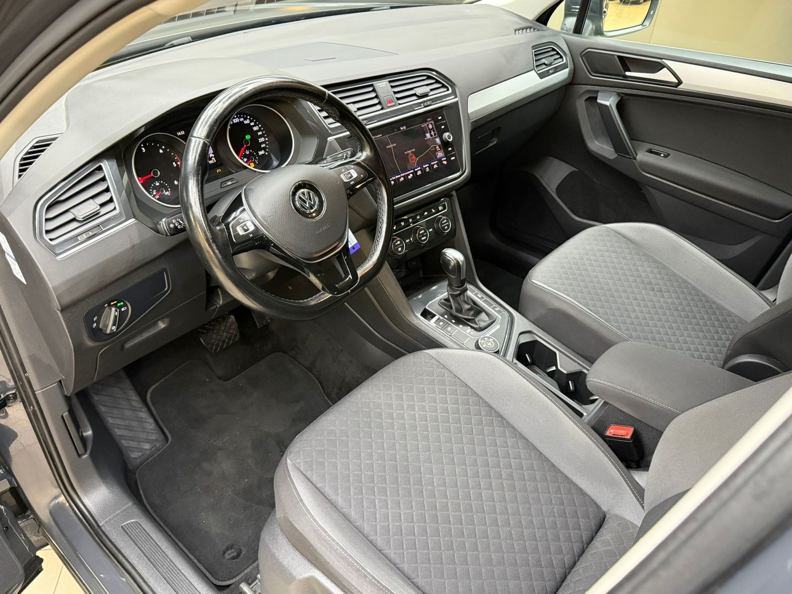 Fahrzeugabbildung Volkswagen Tiguan 2.0d DSG Comf 4Mot >NAVI+SHZ+PDC+LM+AHK+