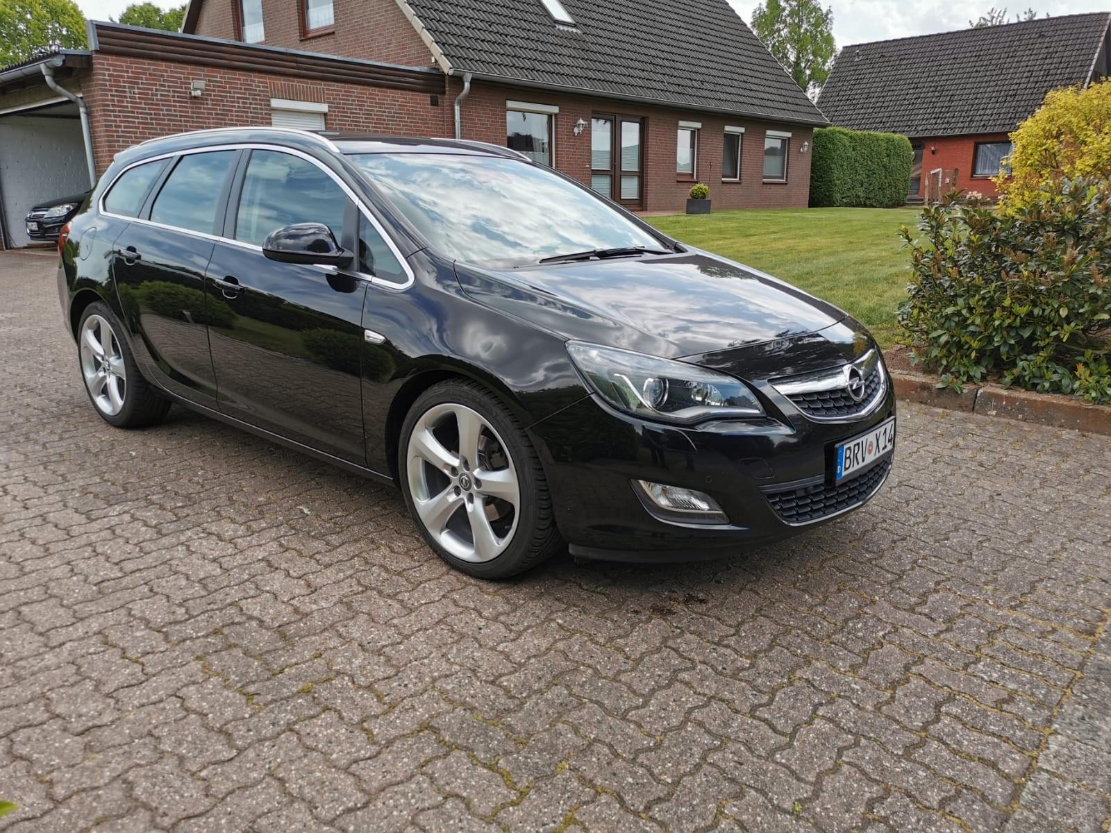 Opel Astra 2011 — rear view