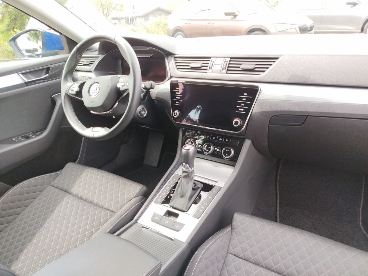 Fahrzeugabbildung SKODA Superb Combi Ambition iVTS115/1.4A6F, Navi