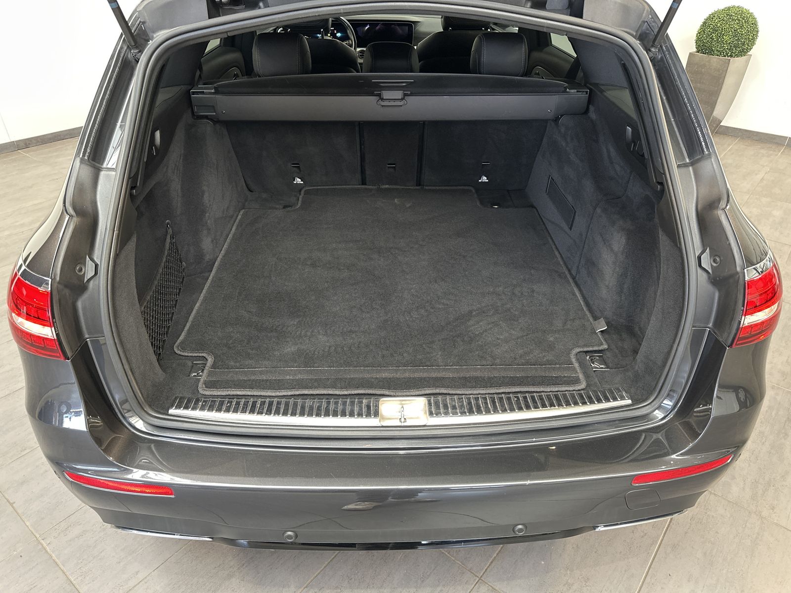 Fahrzeugabbildung Mercedes-Benz E 200d T AMG Line NAV+LED+WIDESCEEN+KAM+AHK+1HD
