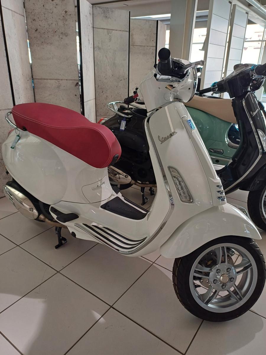 Vespa Primavera 125 E5+ Weiß inkl. Sitzbank dunkelrot