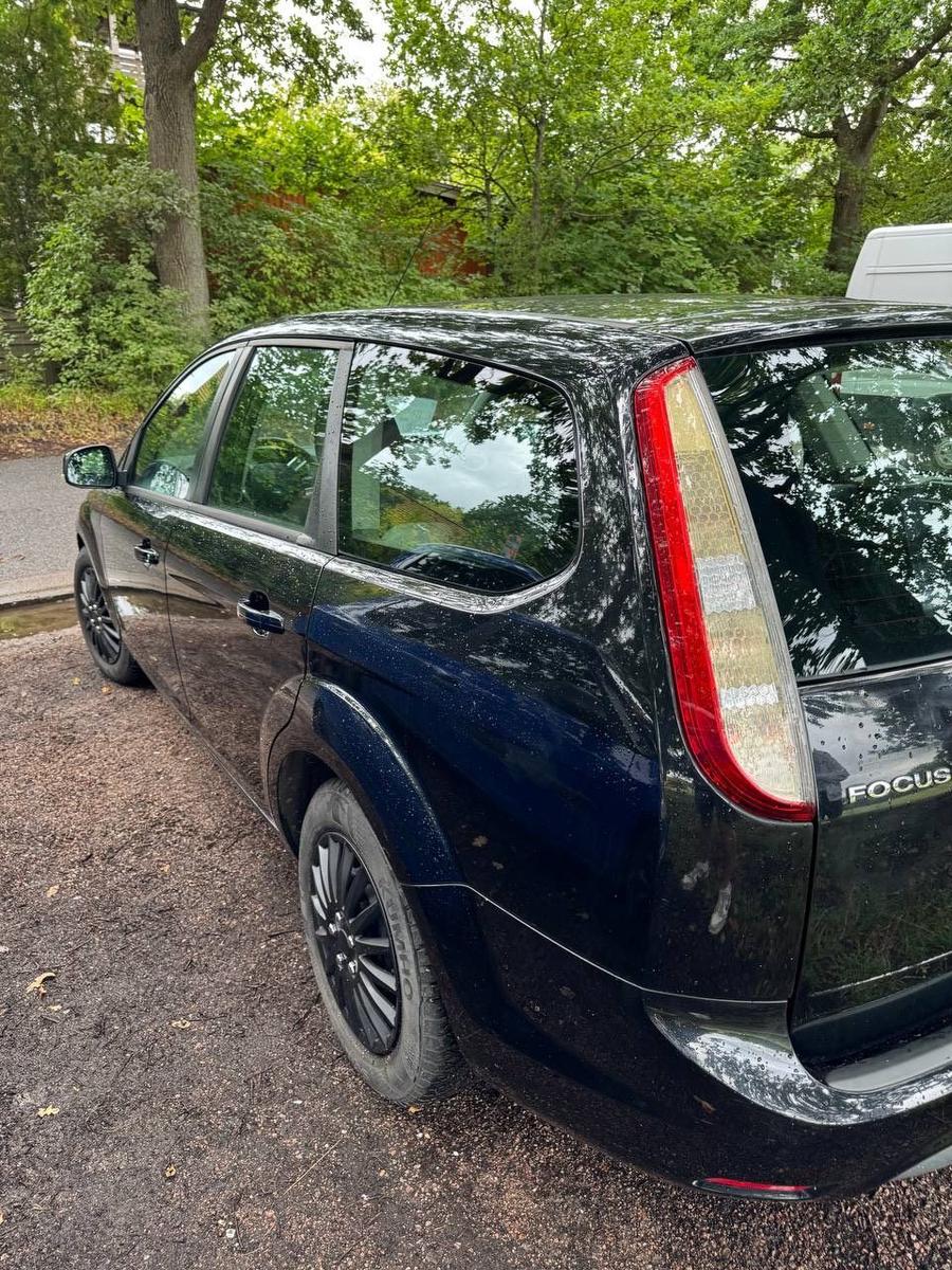 Ford Focus 2010 — rear view