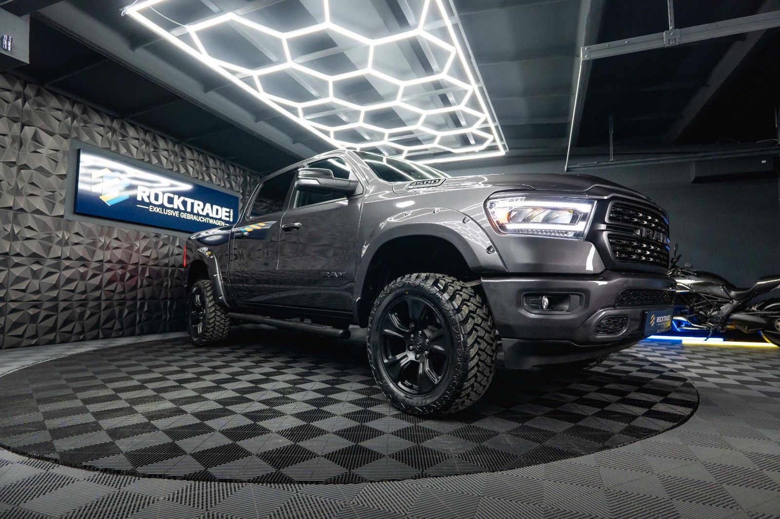 Fahrzeugabbildung Dodge RAM 5.7 V8 HEMI 4x4 OFFROAD Night-Paket *LED*19%