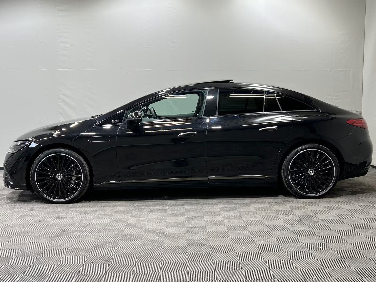 Mercedes-Benz EQE 300 AMG Premium Night imagem 3