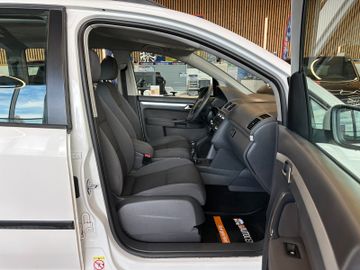 MYAUTOCENTER – Gebraucht- und Jahreswagen mit Werkstattservice in Pfaffenhofen Volkswagen Touran *7-SITZER*TÜV 827*2-ZONEN*PDC*DACHRELING