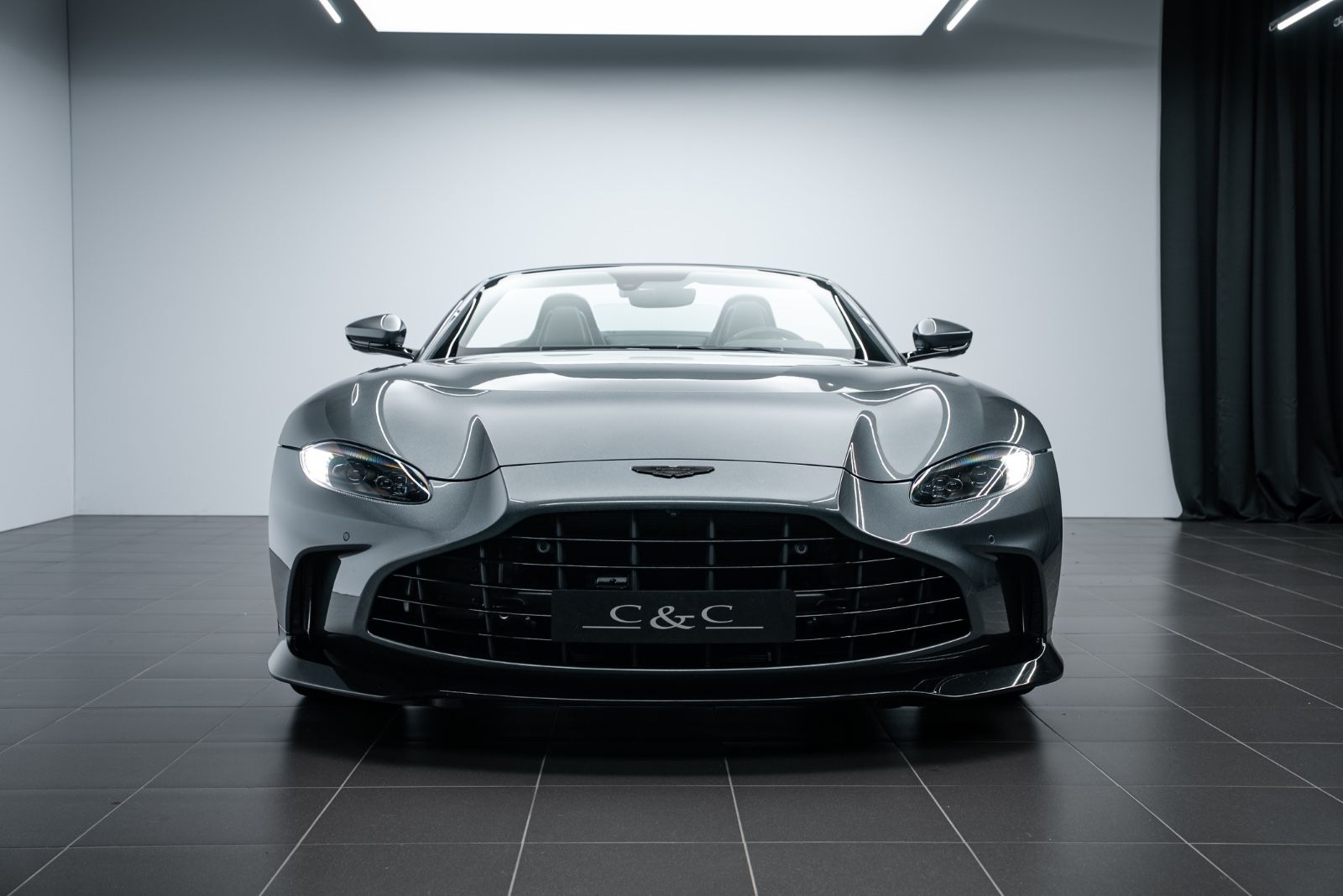 Fahrzeugabbildung Aston Martin V12 Vantage Roadster TOP GEPFLEGT/CARBON SEAT