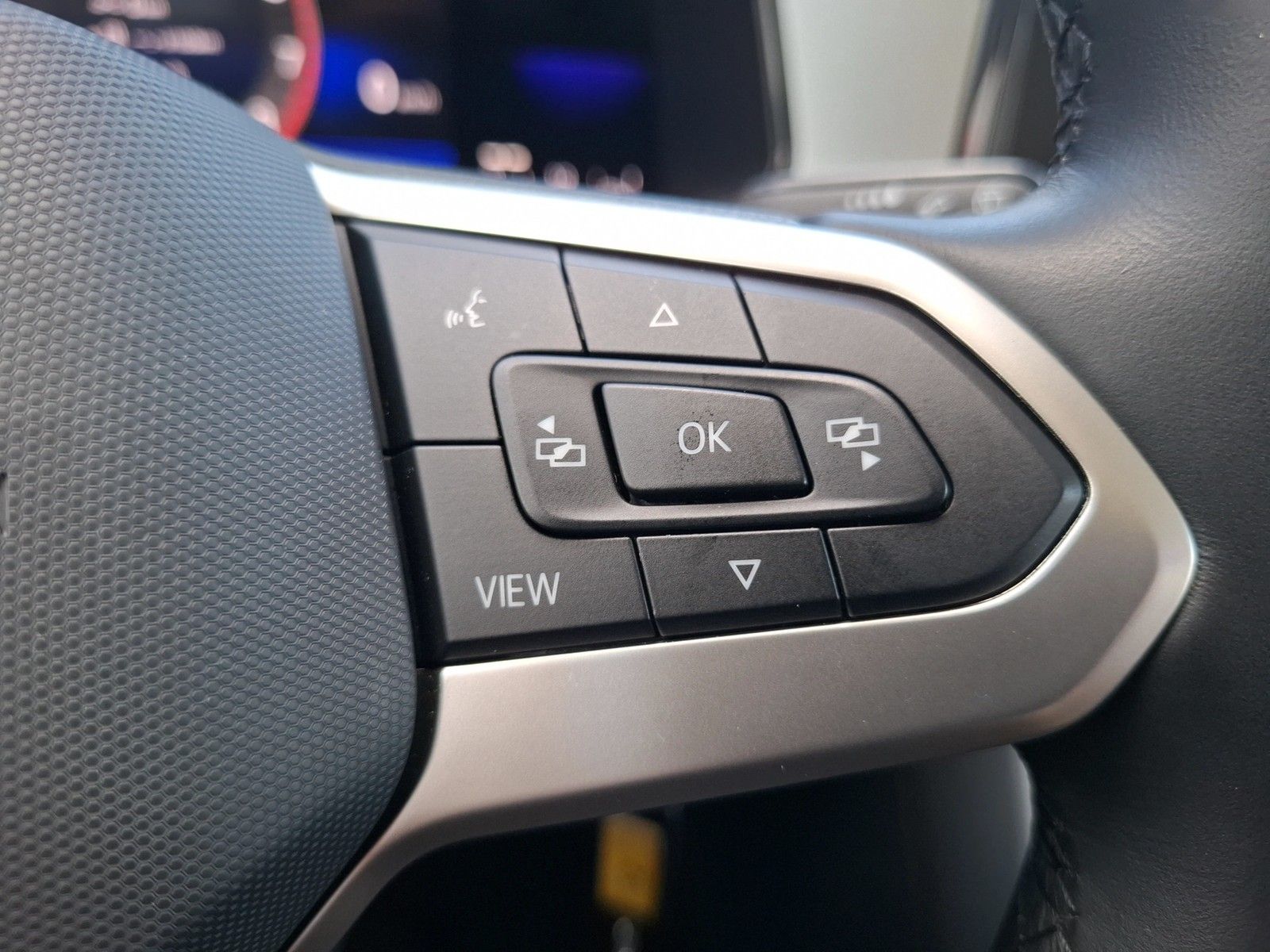 Fahrzeugabbildung Volkswagen T-Roc TSI Life DSG LED AHK Navi AID ACC RFK SH