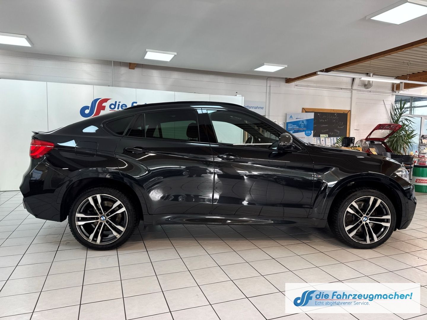 Fahrzeugabbildung BMW X6 xDrive 50 i M-Paket Sportpaket Navi Leder *EX