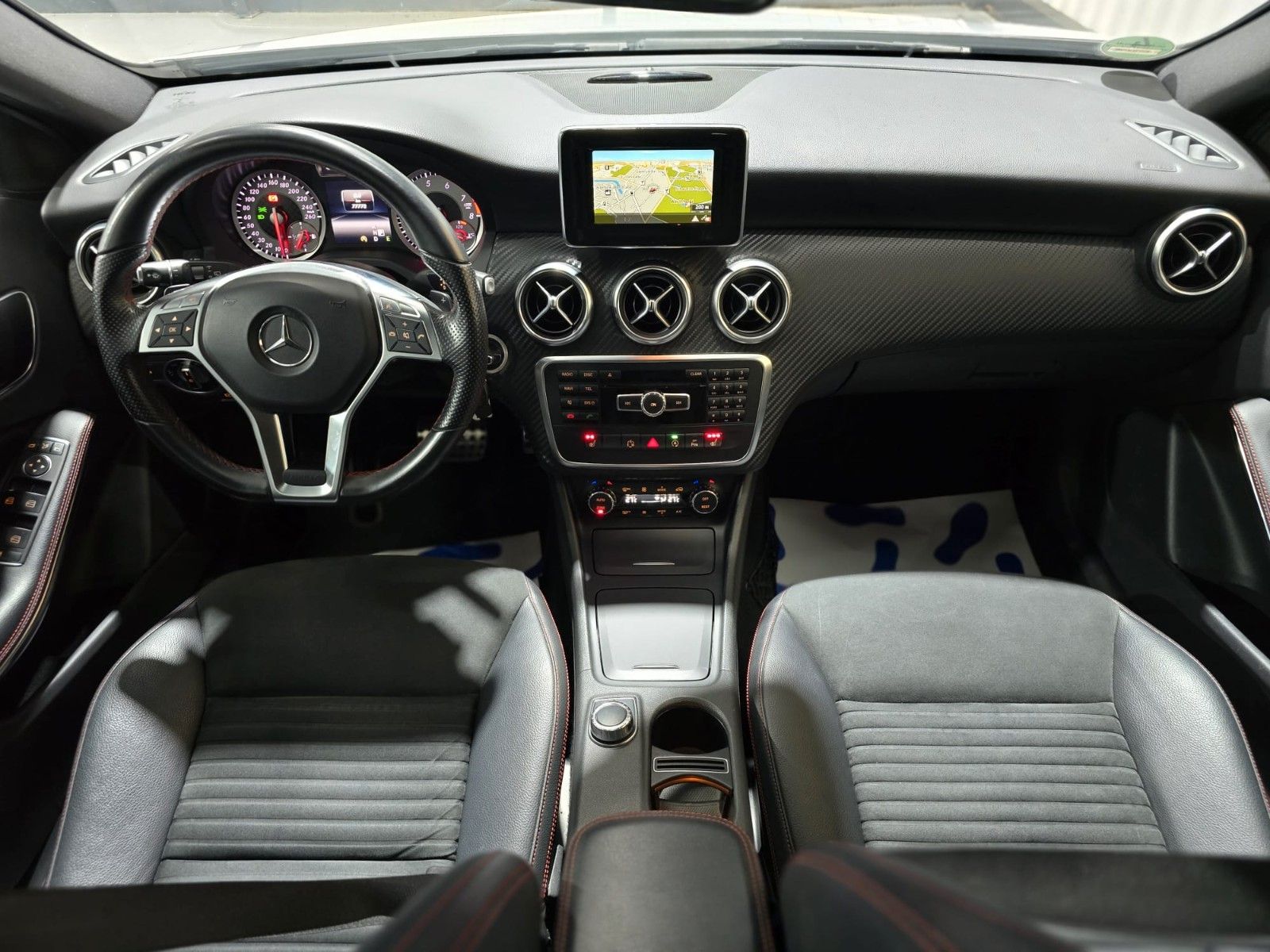 Fahrzeugabbildung Mercedes-Benz A250 AMG-Line/Panorama/Navi/8fach/TÜV-NEU