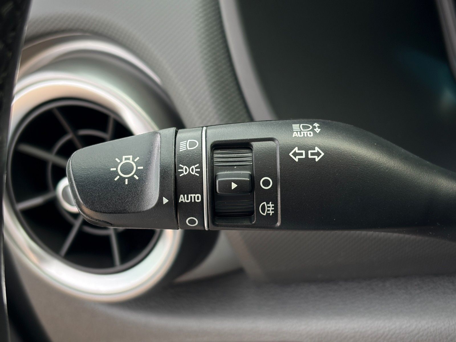 Fahrzeugabbildung Hyundai Kona E Trend 2WD Kamera Schiebedach ACC HuD LHZ