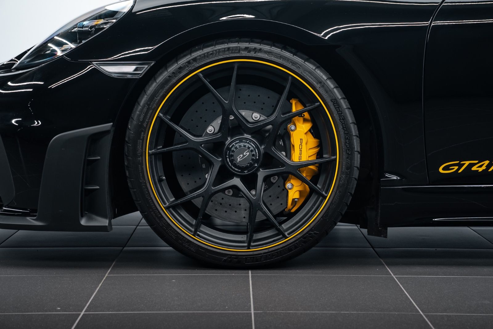 Fahrzeugabbildung Porsche 718 Cayman GT4 RS WEISSACH/PCCB/LIFT/CARBON