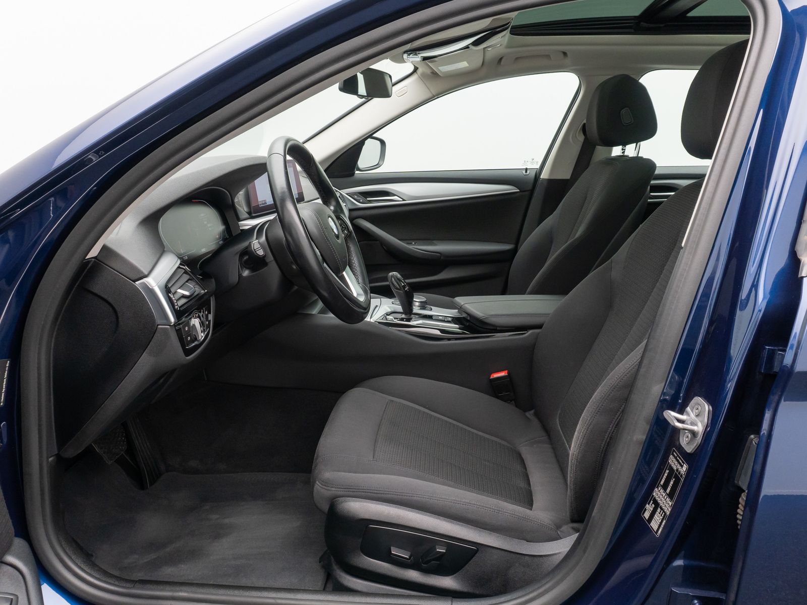 Fahrzeugabbildung BMW 520d Kamera DAB Stop&Go AHK Alarm Fernlichtassis