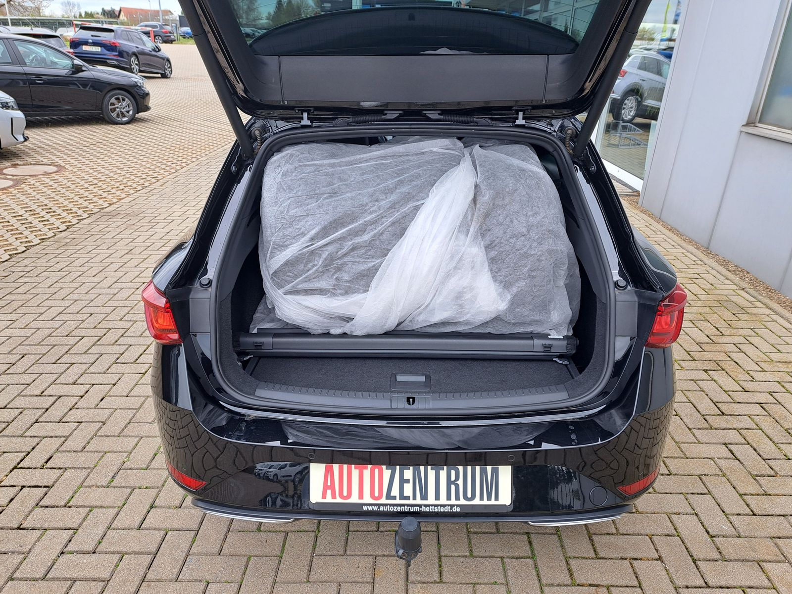 Fahrzeugabbildung SEAT Leon 1.5 eTSI FR DSG AHK LED KAMERA PARK-ASSIST