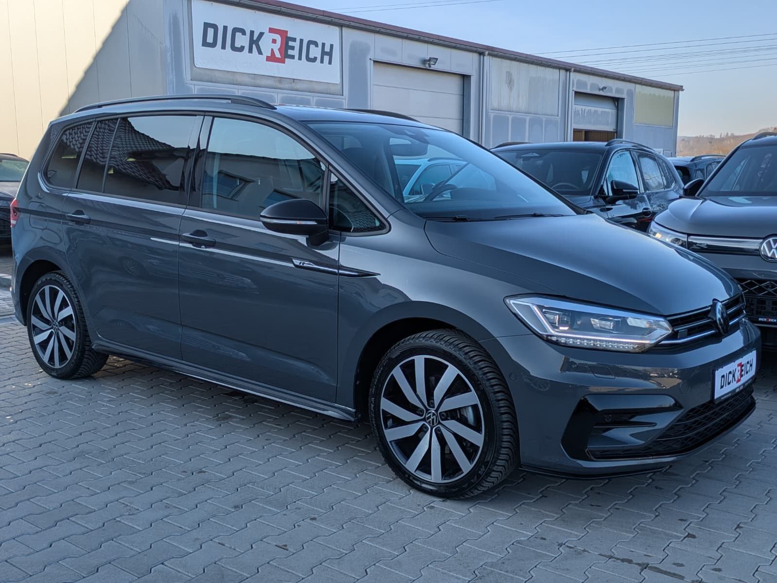 Fahrzeugabbildung Volkswagen Touran 2.0 DSG R-Line High BLACK Pano 7Si IQ AHK
