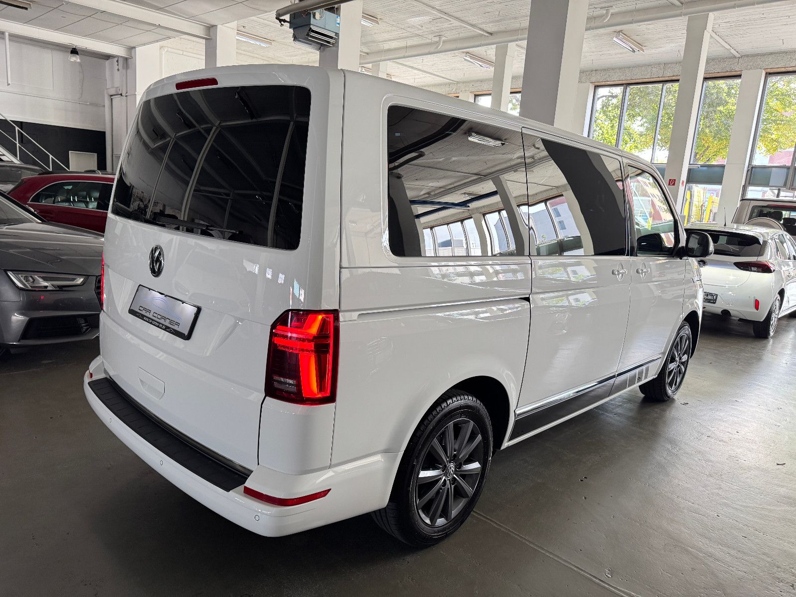 Fahrzeugabbildung Volkswagen T6.1 4M DSG IQ.DRIVE INDIVIDUAL EDITION 6-SITZER