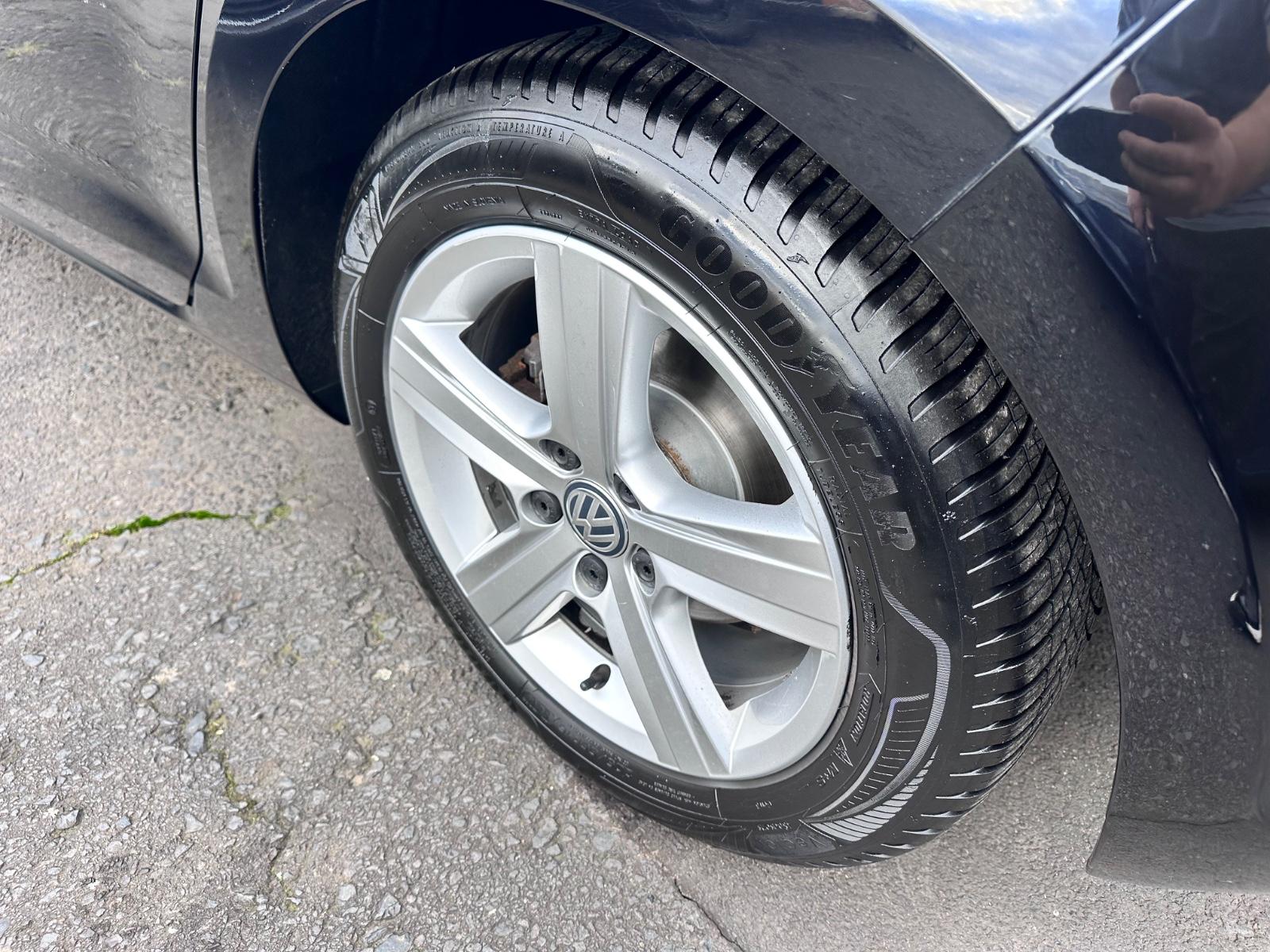 Volkswagen Golf VII Lim. Highline DSG SitzHeiz. LED Alcanta